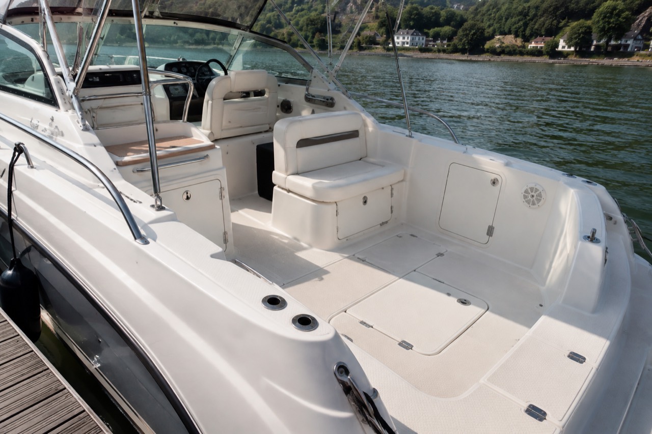 Sauberes Cockpit und Deck eines Motorboots am Liegeplatz