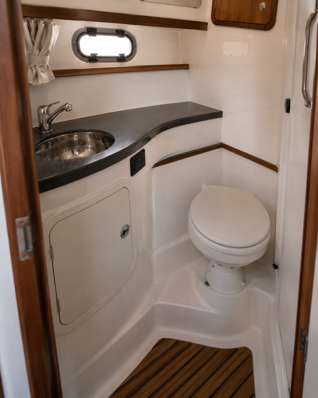 Sanitärbereich eines Boots mit WC, Waschbecken und Armatur